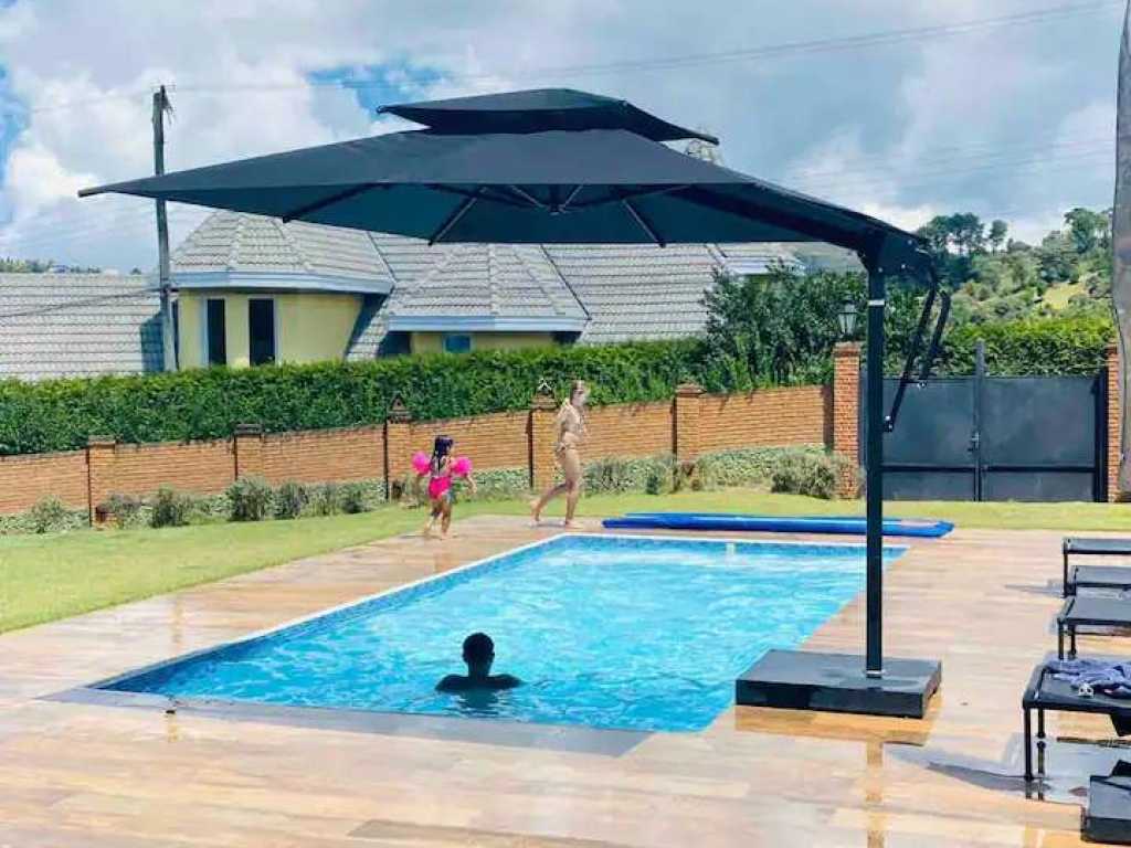 Casa Super Charmosa em Condomínio Fechado com Piscina Aquecida.