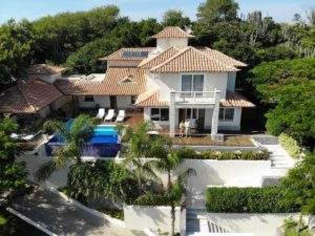 Casa com vista e piscina em condomínio pé na areia na Ferradurinha