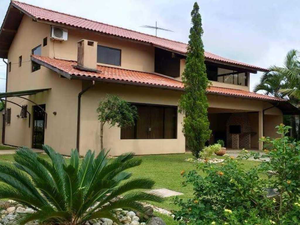 CASA CREME 4 suítes Condomínio fechado