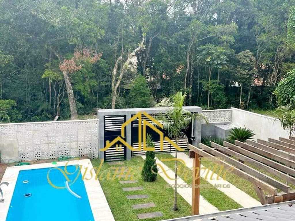 Casa com 03 dormitórios e piscina