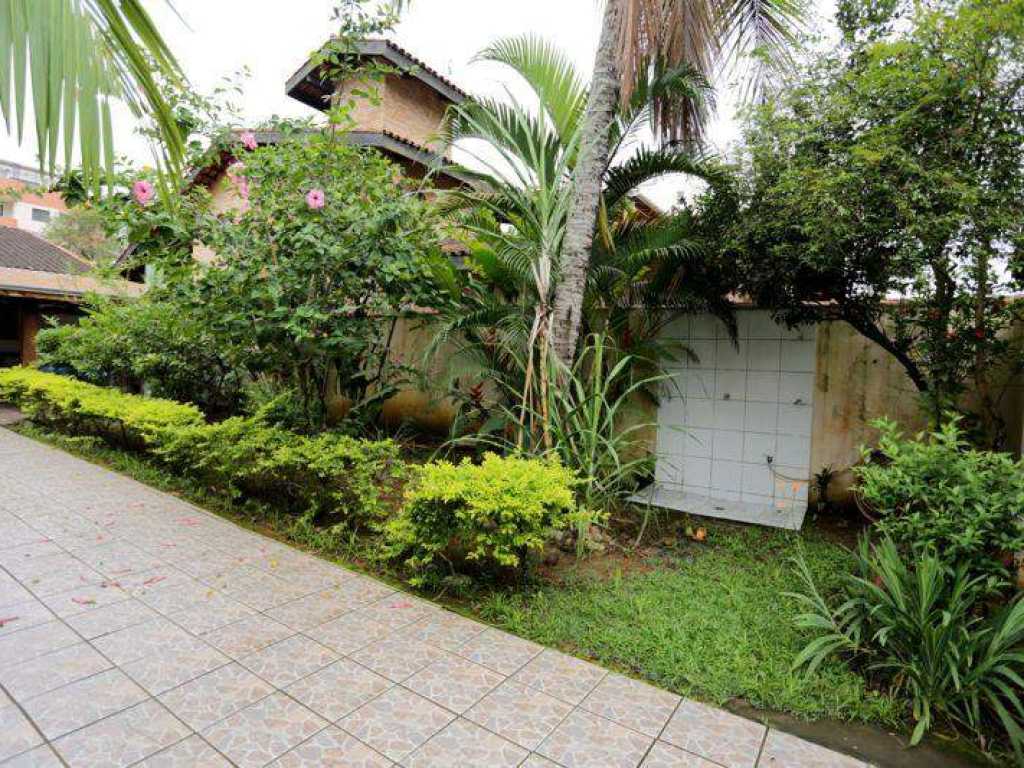 Ubatuba (Itaguá). Casa térrea com ótima localização.