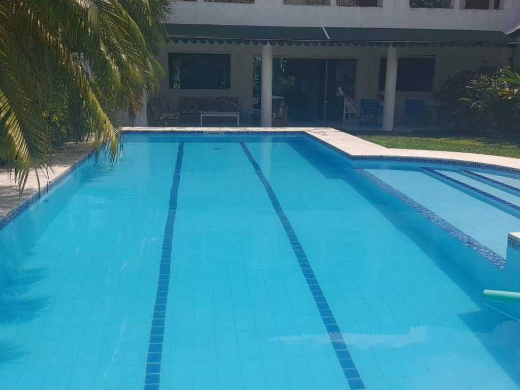 CASA 4 SUITES AR CONDICIONADO CONDOMINIO JARDIM ACAPULCO GUARUJÁ