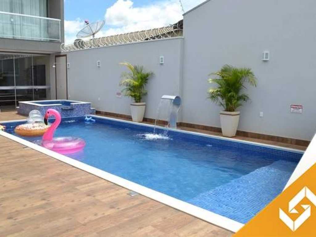 MARAVILHOSO SOBRADO COM 3 SUÍTES, PISCINA, OFURÔ E UMA ÓTIMA LOCALIZAÇÃO.