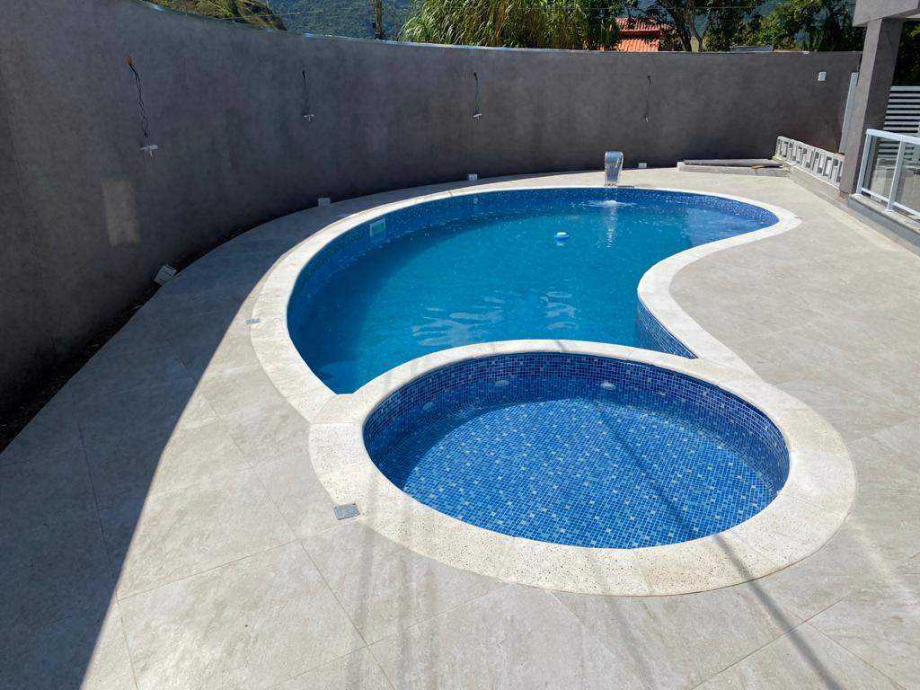 Apto novo, com churrasqueira na varanda e piscina em Maranduba-Ubatuba