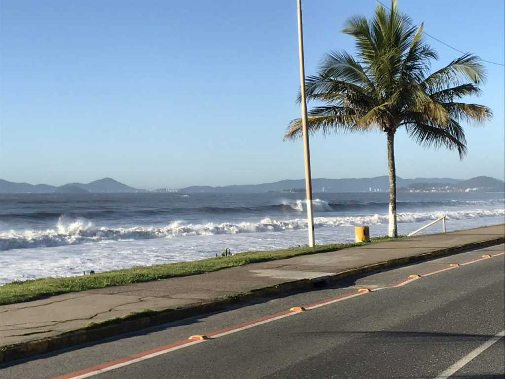 Townhouse in front of the sea in pleasant family condominium