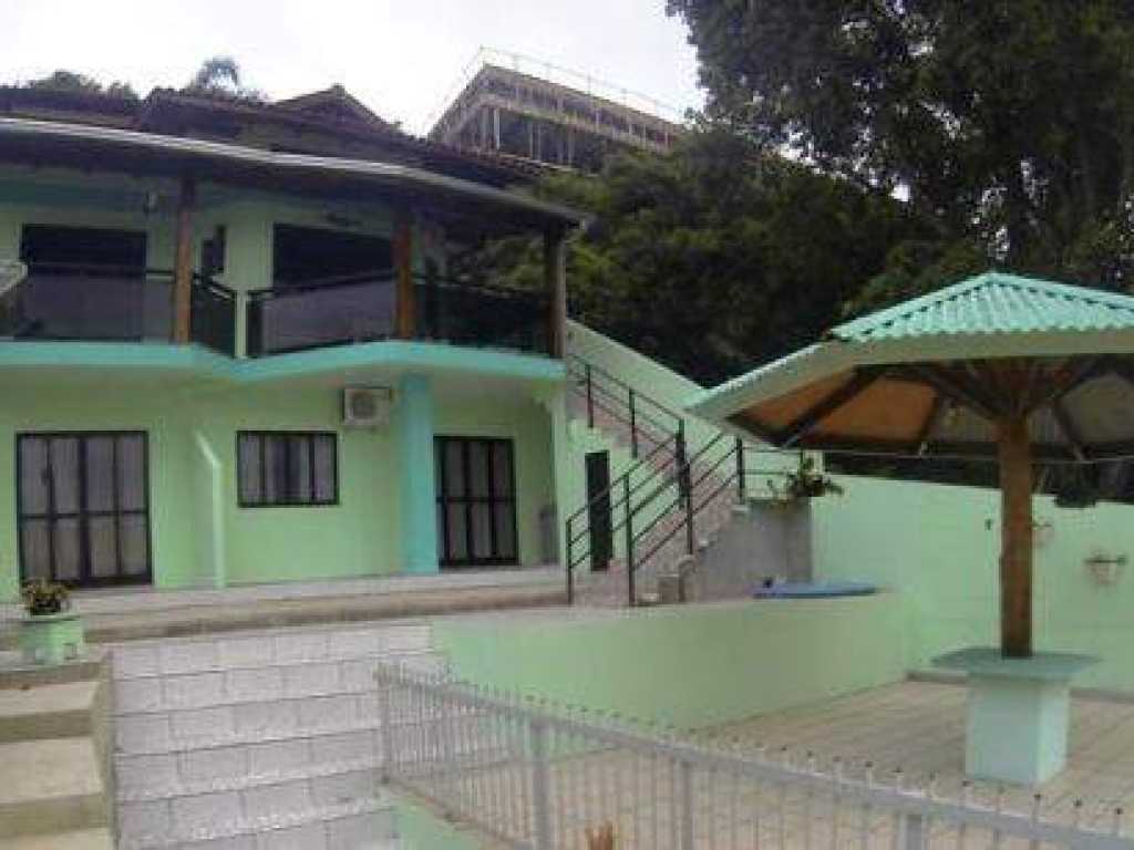 Ref: 485 e 484 - Casa com 04 Dormitórios para até 10 Pessoas em Bombinhas com Vista/Mar