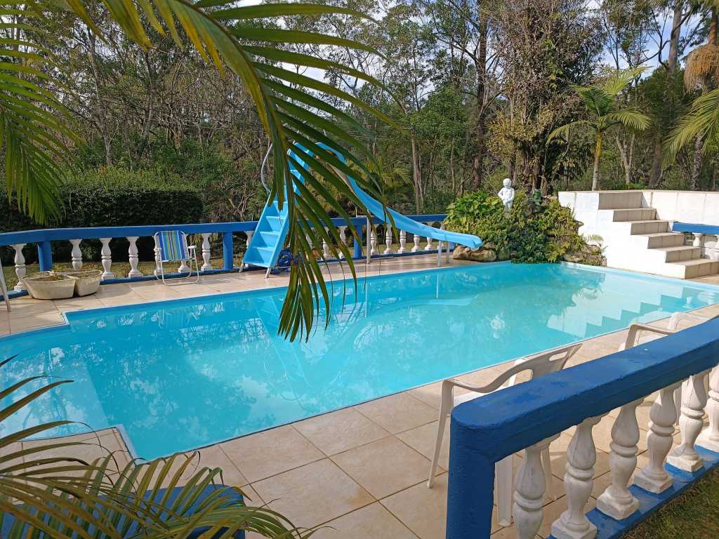 Sitio com piscina, campo de futebol e lagos para pesca - Sit0015