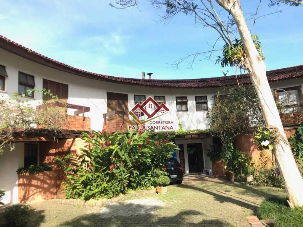 EXCELENTE CASA, ONDE SE ENCONTRA APENAS A 50 METROS DA PRAIA