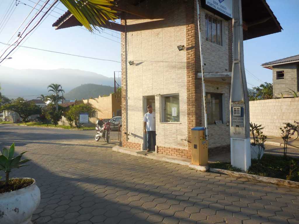 Sobrado c/piscina em Condomínio Fechado