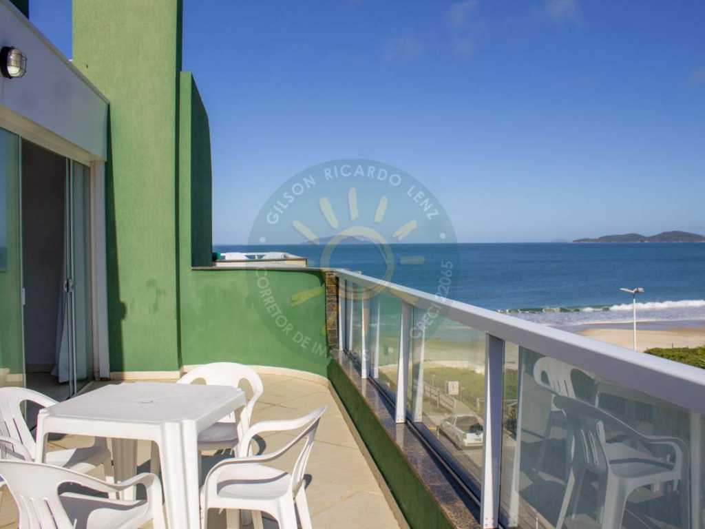 Loft amplo com vista para o mar, localizado na praia de Quatro Ilhas em Bombinhas.