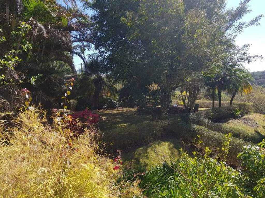 Casa em condomínio de alto padrão com lareira e piscina