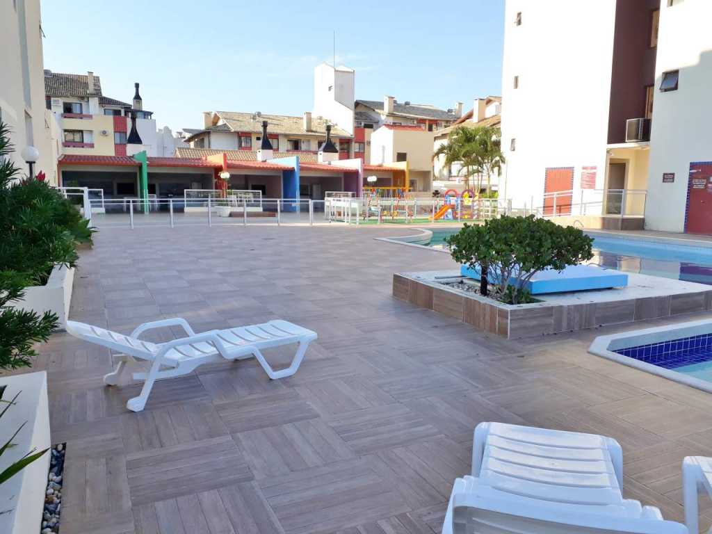 APARTAMENTO PARA 05 PESSOAS, 50MT DA PRAIA COM PISCINAS EXTERNAS/INTERNAS AQUECIDAS ADULTO E INFANTIL.