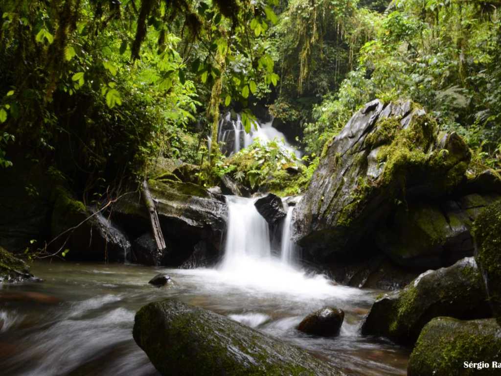 Chácara Petar Parque Turístico Alto do Ribeira em meio a Mata Atlântica de uso exclusivo .