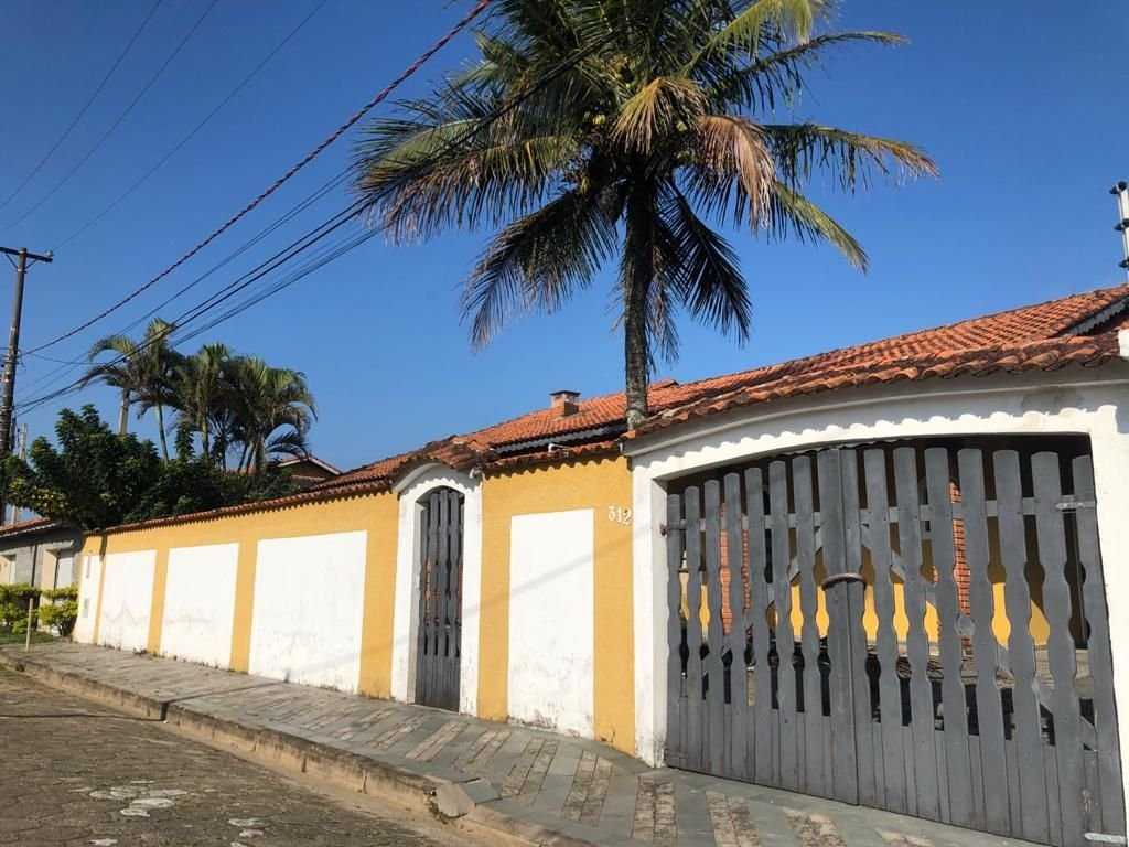 P005 - Linda casa com 3 dormitórios, piscina, churrasqueira em Peruíbe