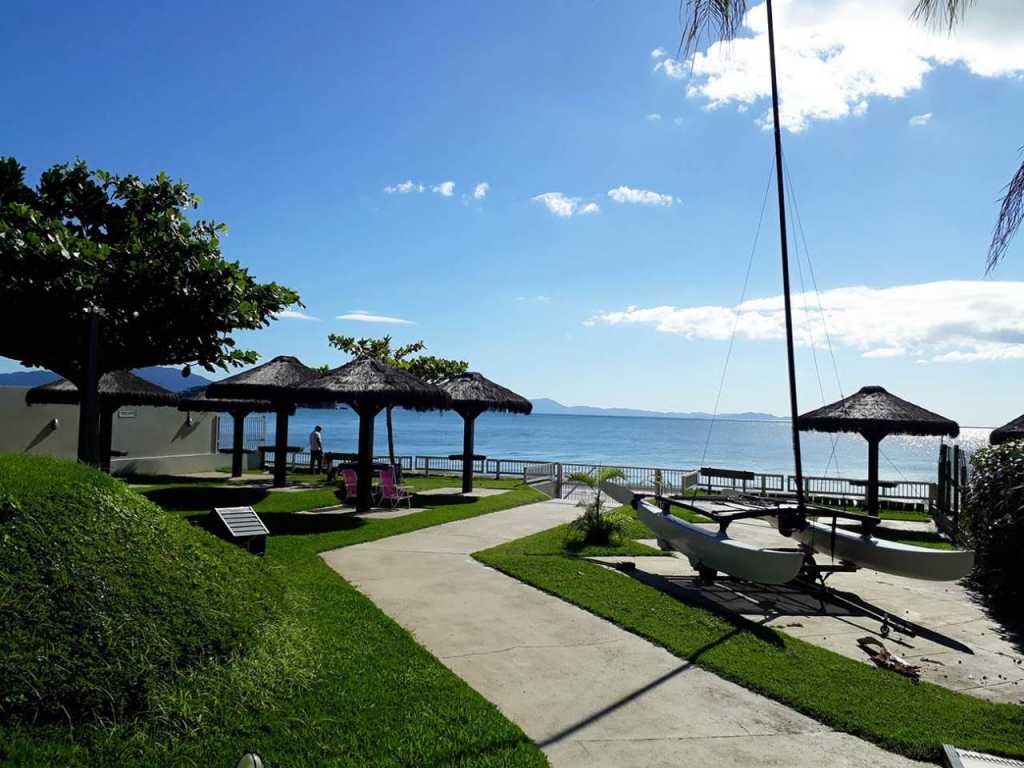 Belíssimo Triplex em condomínio fechado a beira mar, com vista e saída mar na praia de Canasvieiras.