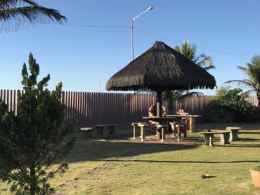 Sobrado frente al mar en agradable condominio familiar