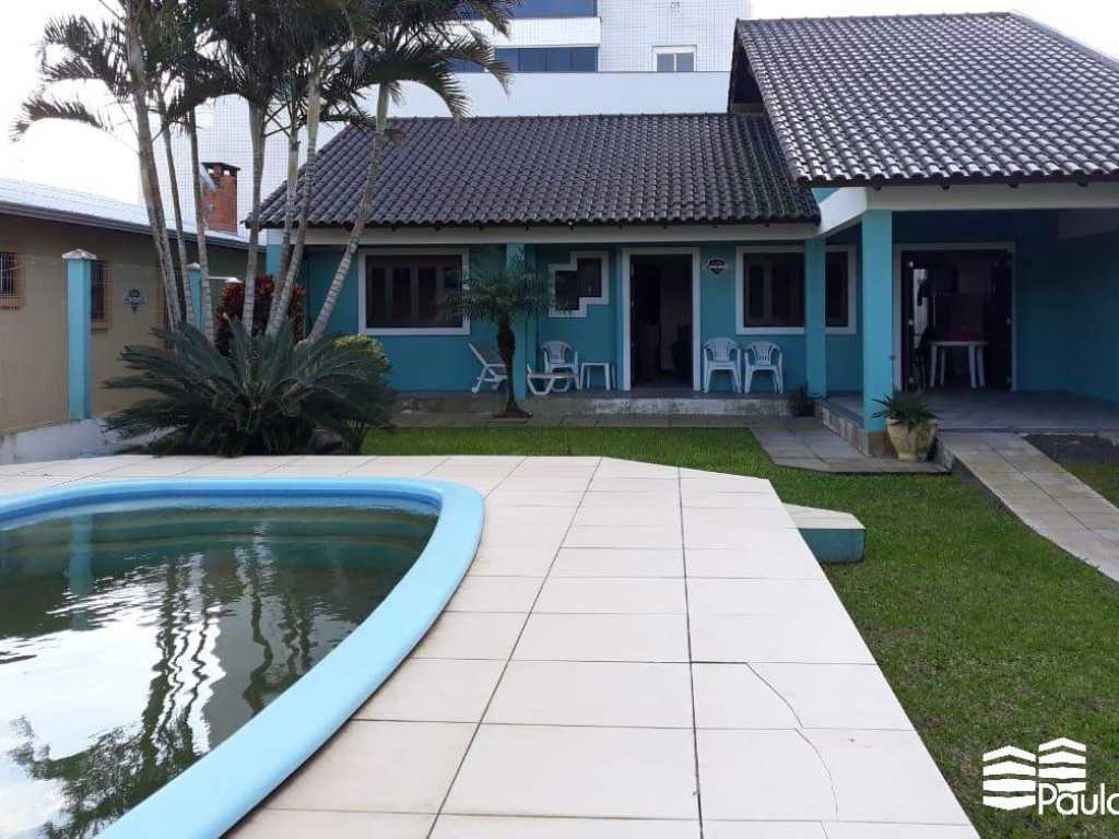 Casa com piscina no centro de Arroio do Sal