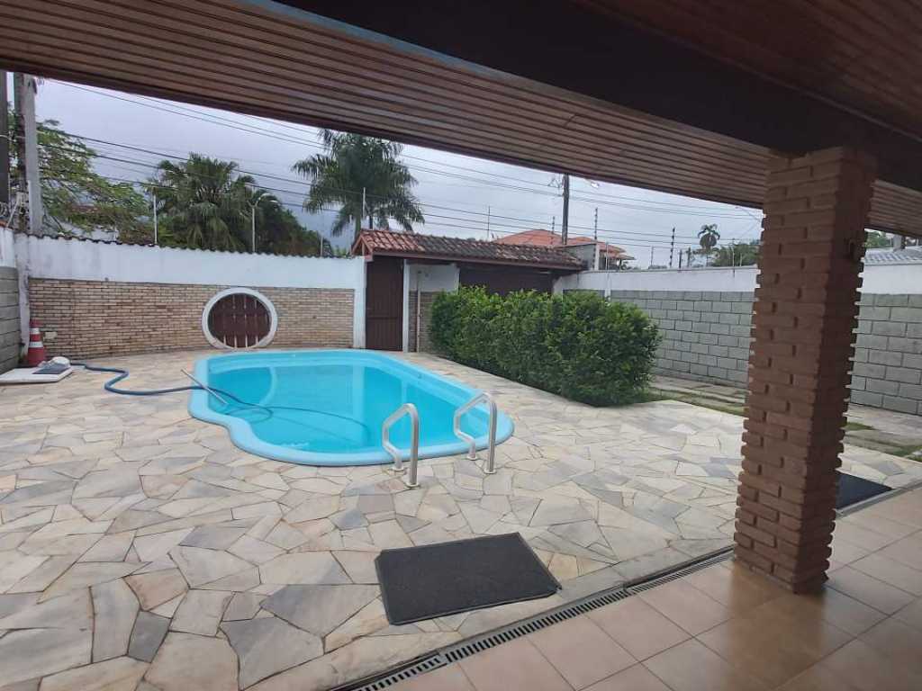 Rent Season | MARANDUBA - HOUSE WITH POOL - 5 BEDROOMS - 13 PEOPLE - 60M FROM THE SEA