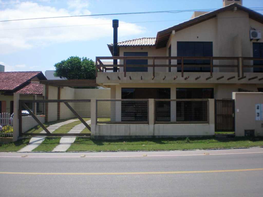 Excelente casa ubicada en la región central de Garopaba.