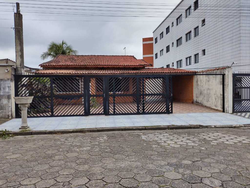 Excelente casa com piscina, churrasqueira e vista para a praia!!  Para mais informações entrar em contato com Mingo