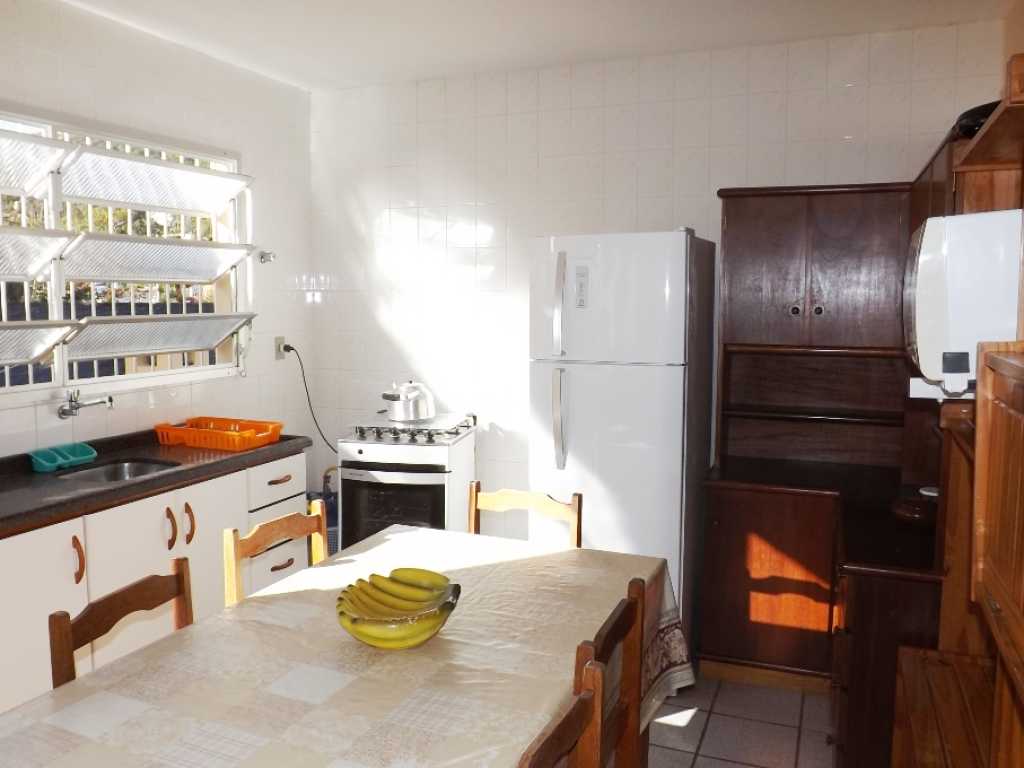 Apartamento com 02 dormitórios e  ar condicionado, na parte Superior, muito bem localizado ao lado da mar na praia da Lagoinha