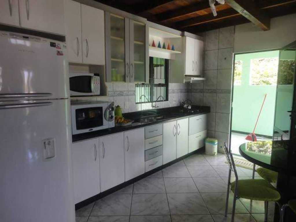 Ref: 485 e 484 - Casa com 04 Dormitórios para até 10 Pessoas em Bombinhas com Vista/Mar
