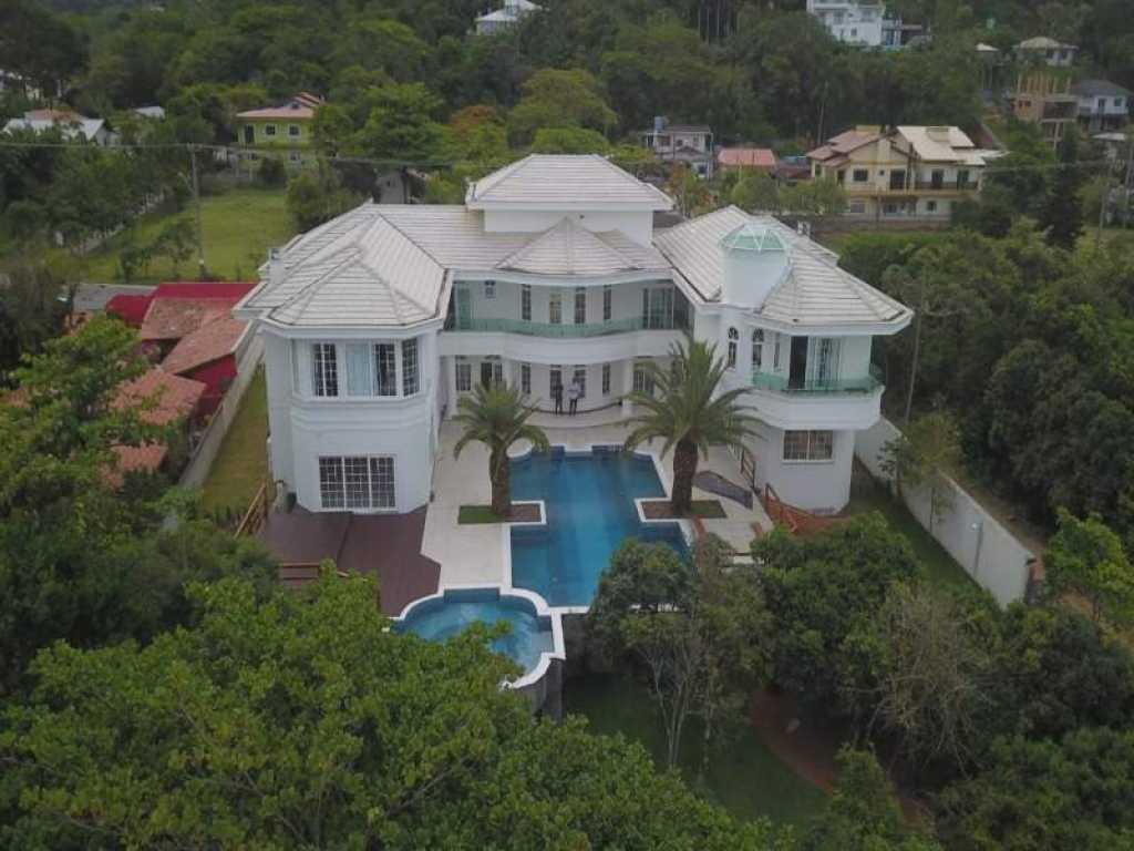 MARAVILHOSA MANSÃO PARA SUAS FÉRIAS NA PRAIA DO ESTALEIRINHO BALNEÁRIO CAMBORIÚ