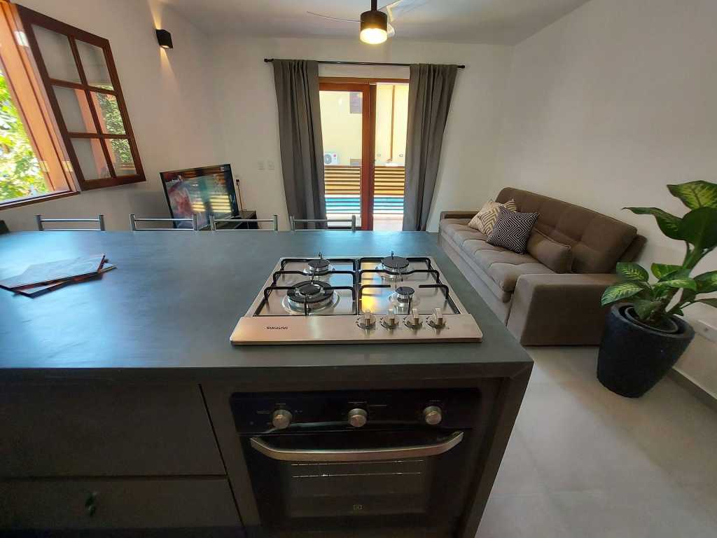 Flat com Piscina, 50mts da praia, cozinha gourmet, churrasqueira privativa, ar con, WiFi, netflix, garagem