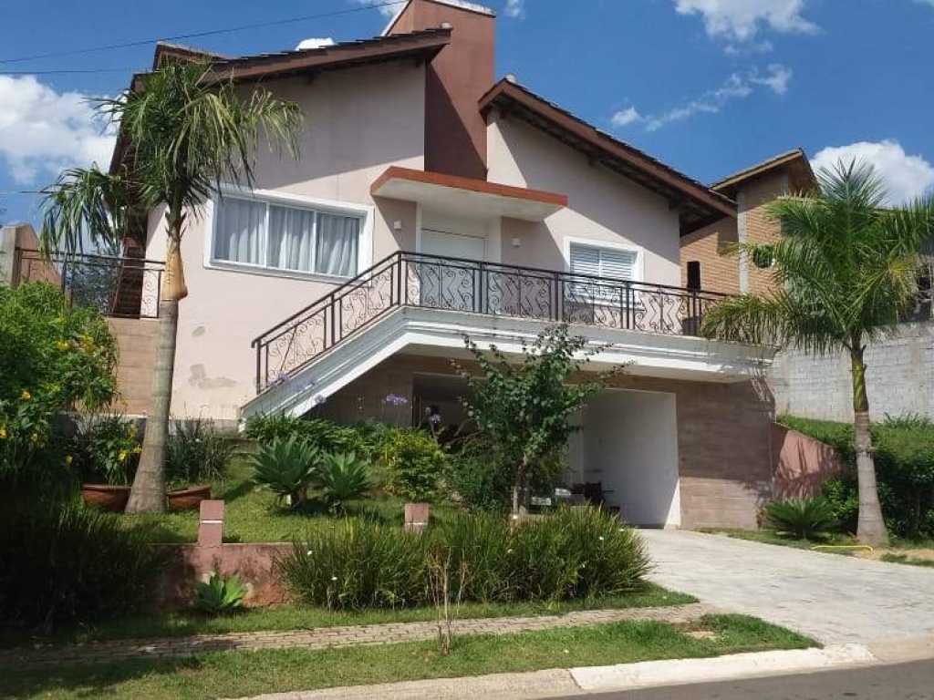 Casa em condominio fechado em meio a natureza em Atibaia