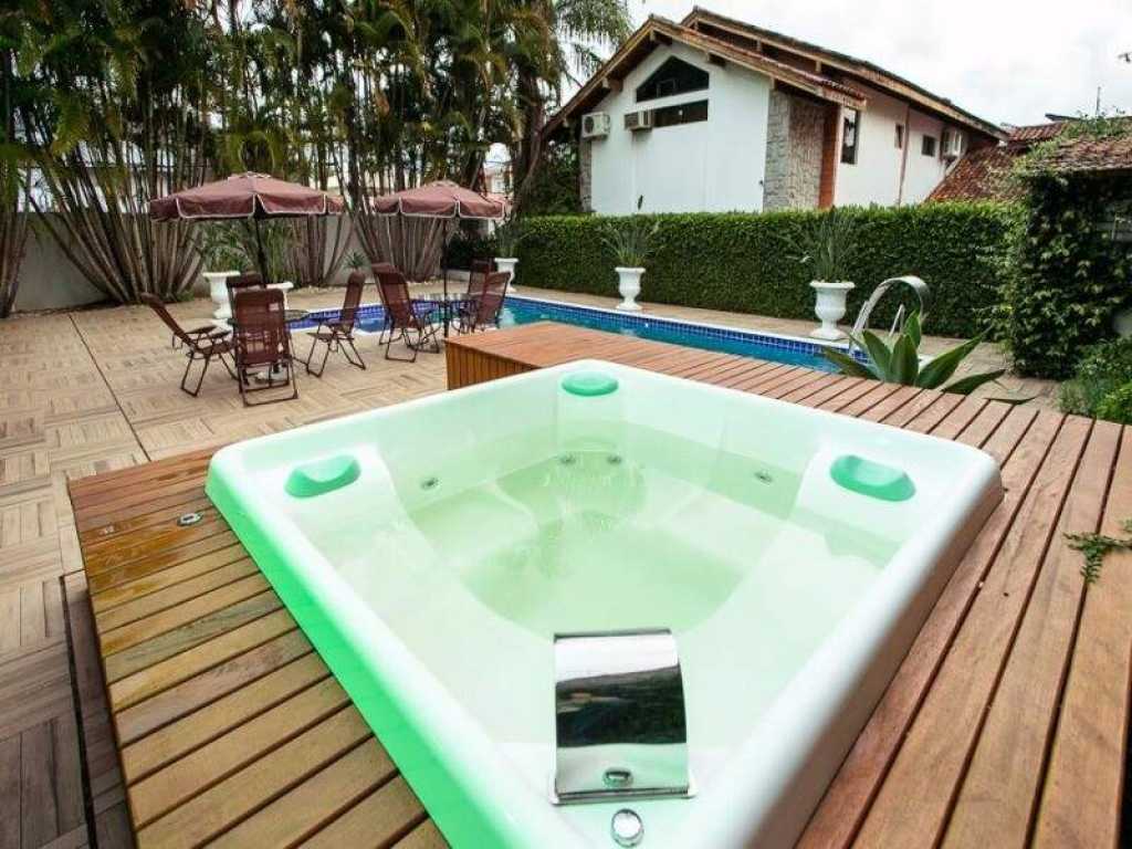 LINDA CASA COM PISCINA E CHURRASQUEIRA NO CENTRO DE BALNEÁRIO CAMBORIÚ