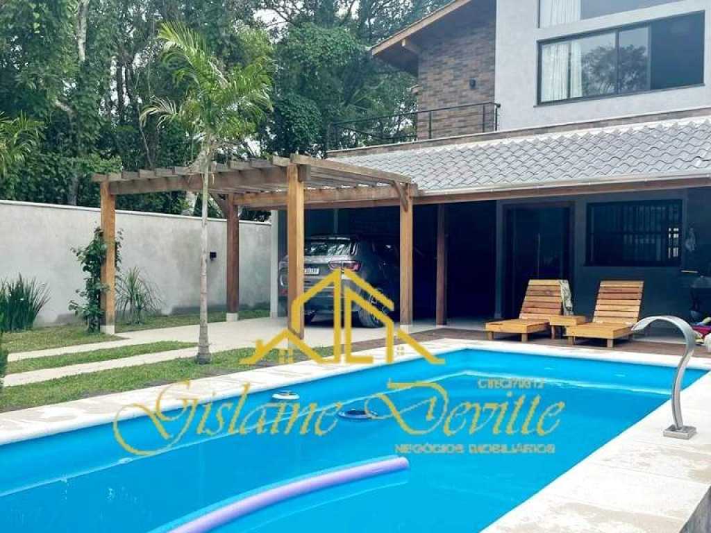 Casa com 03 dormitórios e piscina