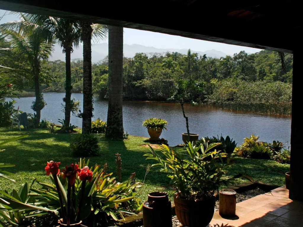 Casa beira rio perto da praia em Barra do Una