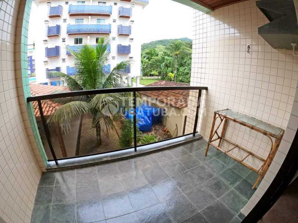 Confortável apartamento a 100m apenas da orla da praia grande contendo 02 quartos