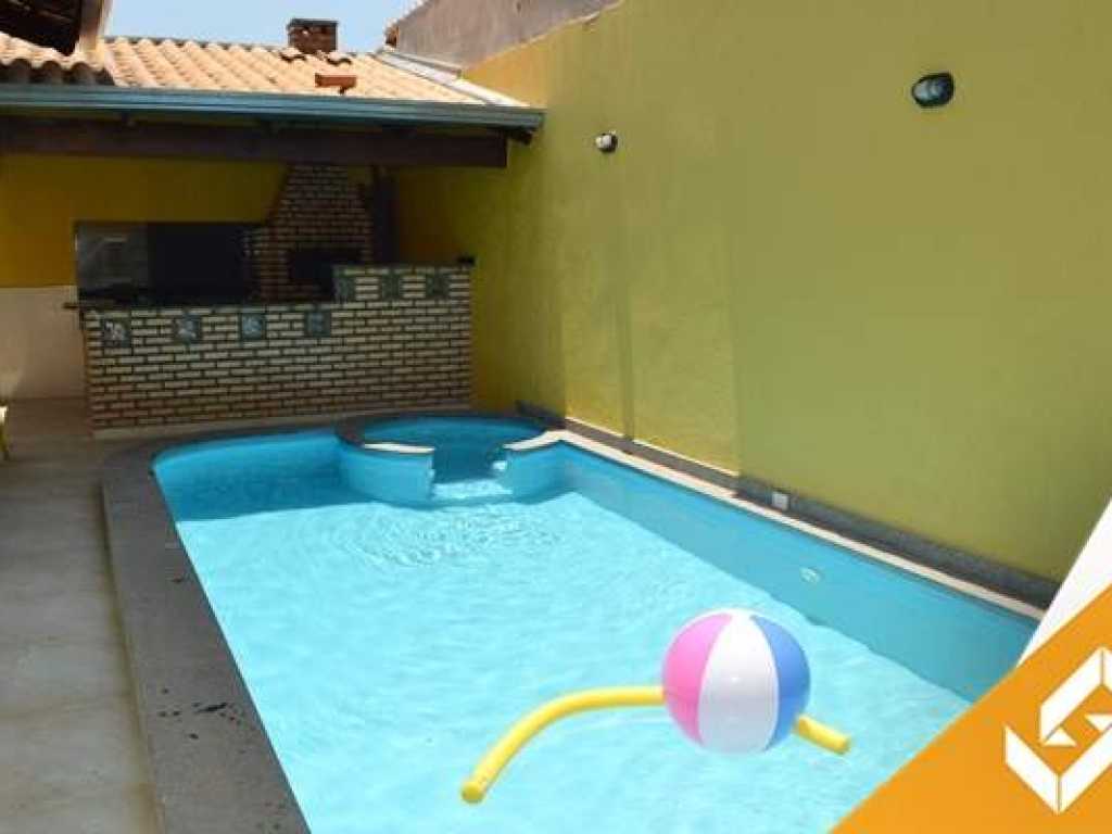 LINDA CASA COM 3 QUARTOS E PISCINA EM CONDOMÍNIO.