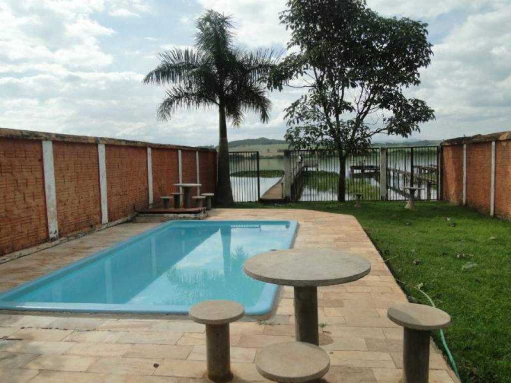 Excelente Rancho na beira do Rio Grande com piscina , cerveja e muito peixes.