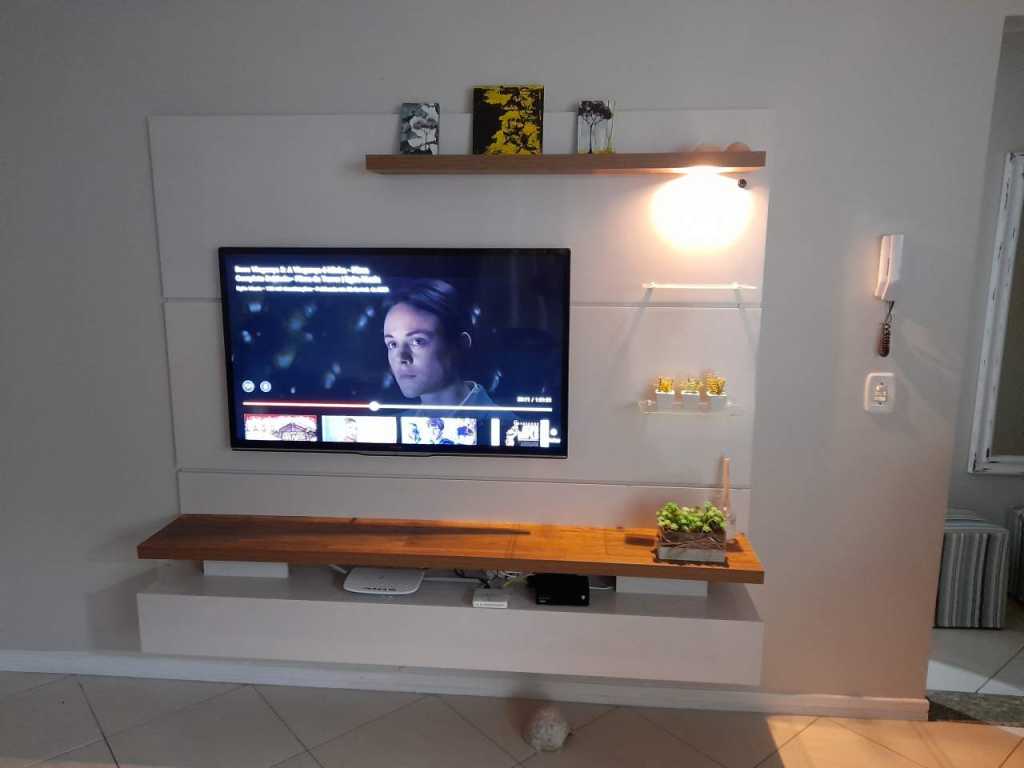 Apartamento com espaço de casa, ampla sacada e proximidade do mar.. excelente conservação e funcionalidade.