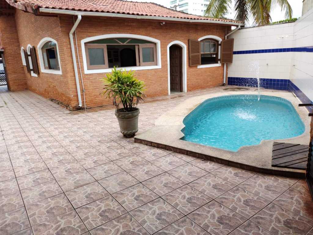 Excelente casa com piscina, churrasqueira e vista para a praia!!  Para mais informações entrar em contato com Mingo