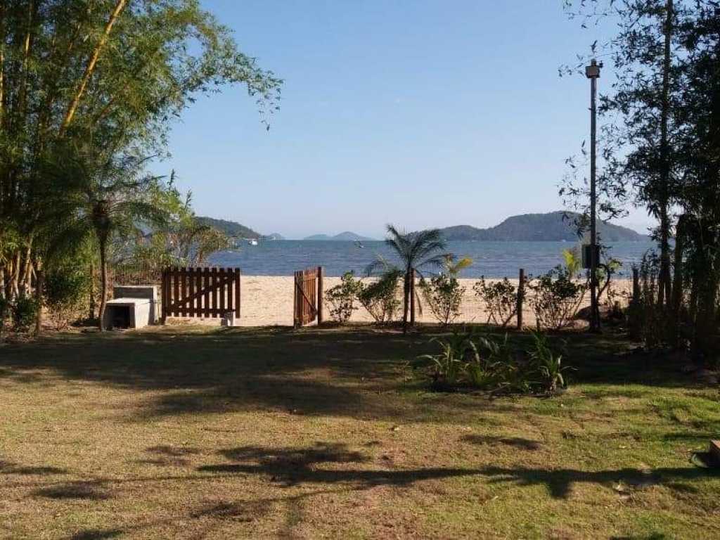 Pé na areia. Luxuosa Mansão de frente ao Mar com 4 quartos (sendo 2 suítes) com vista espetacular.