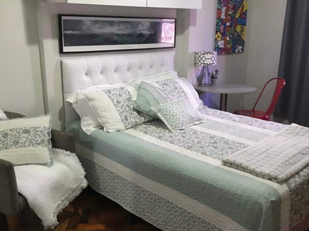 QUARTO AMPLO, DECORADO E ACONCHEGANTE NO LEBLON !!!