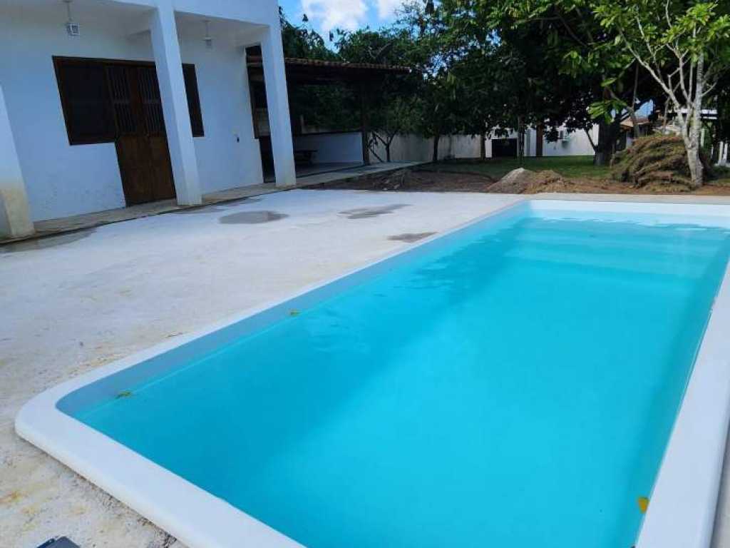 Casa com piscina e churrasqueira privativa em condomínio com lazer com