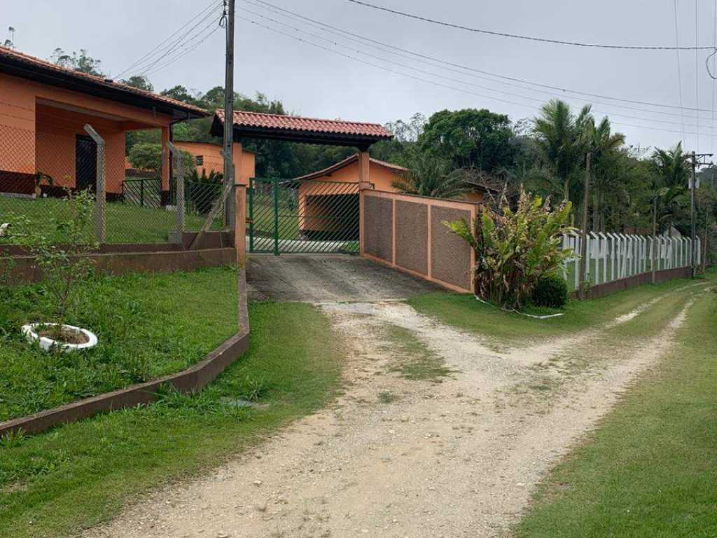 Lindo , com piscina , contato com a natureza e lago para pesca.