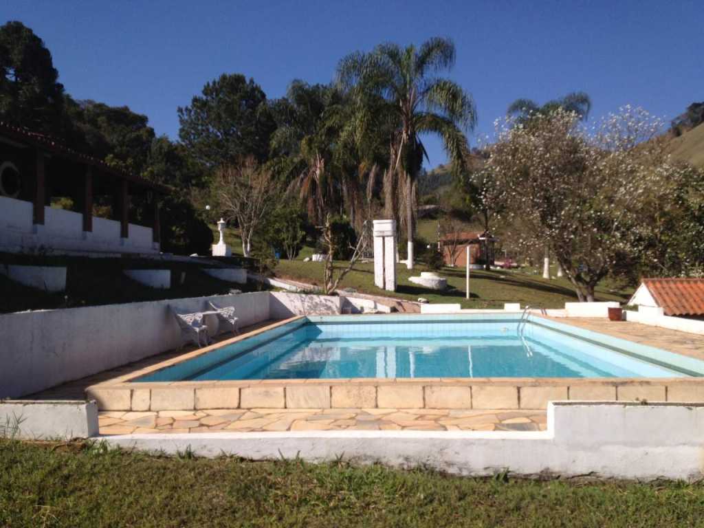 Chácara Familiar com 17.000 de área verde, em um lindo vale, piscina 12 x 6 mts.