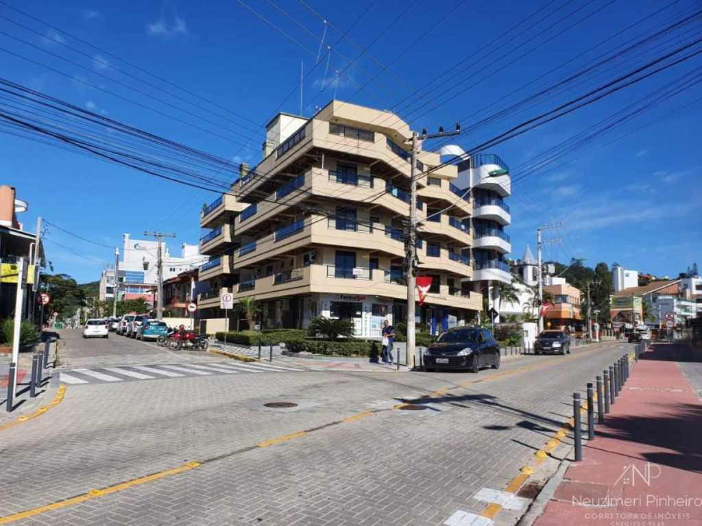 Apto c/ 2 quartos na Avenida de Bombinhas. Ótima localização! Sacada c/ churrasqueira, ar, Wi-fi, garagem. - 492