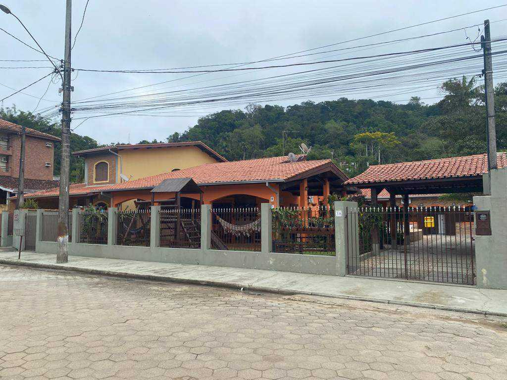 Casa próximo a praia de Toninhas, com piscina