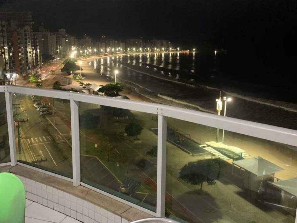 Apto frente al mar con 3 suites, aire acondicionado y 2 garajes.