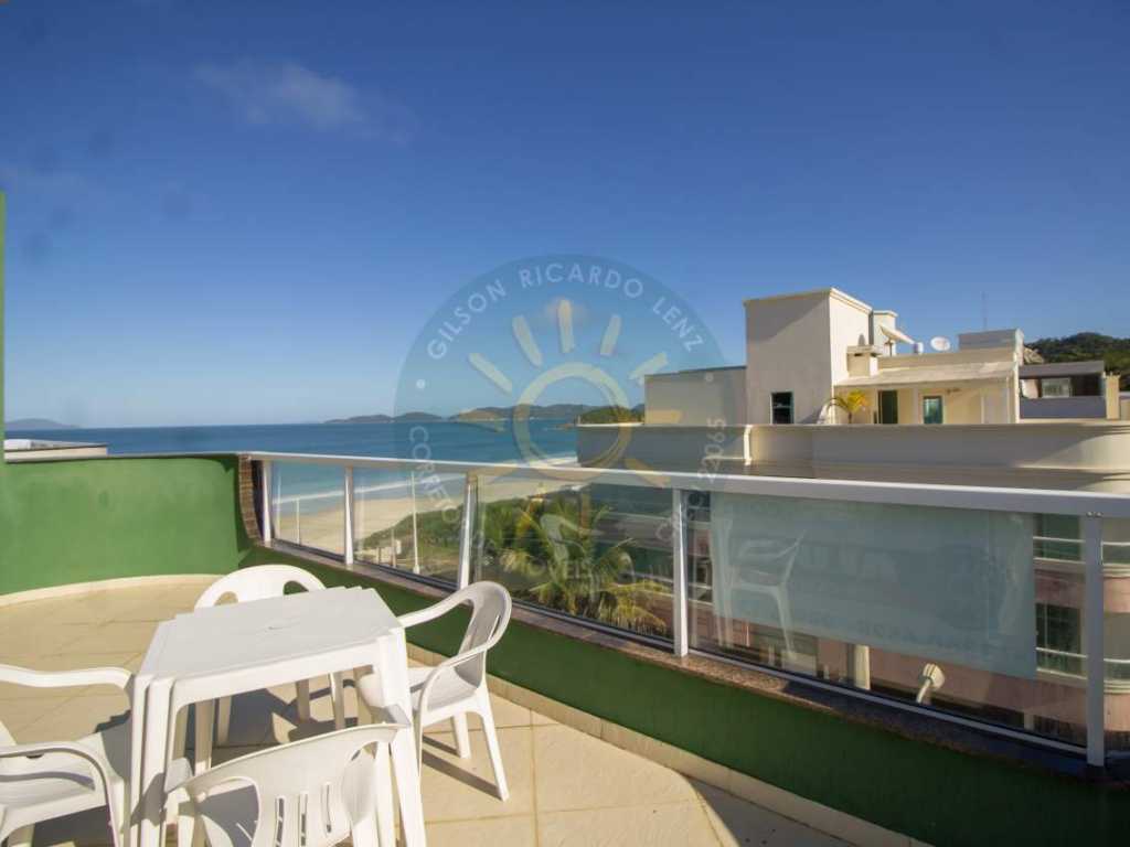 Loft amplo com vista para o mar, localizado na praia de Quatro Ilhas em Bombinhas.