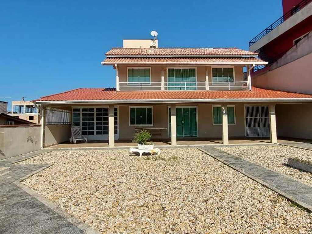 Casa/sobrado espaçoso na quadra do mar em Canto Grande/Bombinhas