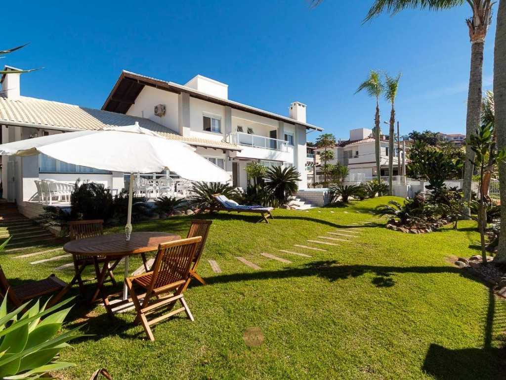 CASA COM PISCINA FRENTE MAR NO CENTRO BOMBINHAS