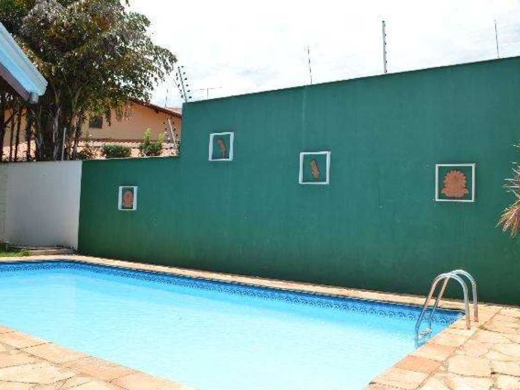 Casa com 6 quartos, 3 banheiros e acomodações para até 30 pessoas.