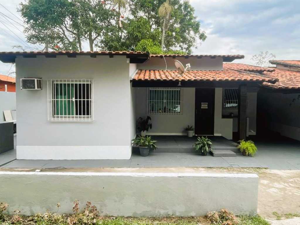 Casa confortável à 650m da praia de Itaúna